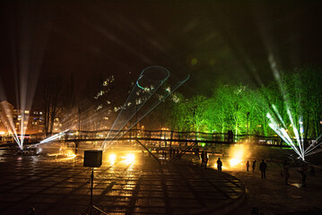 lasery, noc , miasto © Tom