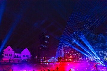 lasery, noc , miasto