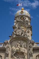 Obraz premium Architectural fragments of the Lyon City Hall building (Hotel de Ville, from 1672) - one of the largest historic buildings in the city on Place des Terreaux. Lyon, France.