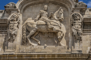 Obraz premium Architectural fragments of the Lyon City Hall building (Hotel de Ville, from 1672) - one of the largest historic buildings in the city on Place des Terreaux. Lyon, France.