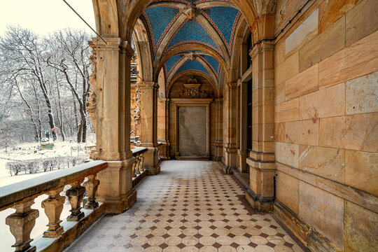 The Hummelshain hunting lodge, a magnificent example of historicist architecture, shines in a very special atmosphere in winter.
