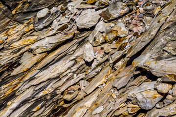 Schiefer und Gestein in einer Felswand