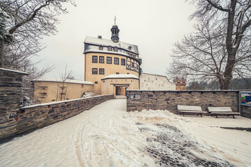 Burgk Castle, a historic jewel in Thuringia, reveals a very special splendor in winter. The...