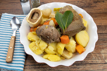 plat de pot au feu sur une table
