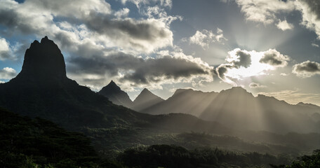 Aussichtpunkt auf einem Berg auf Moorea - Französisch Polynesien.