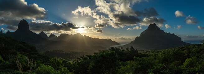 Aussichtpunkt auf einem Berg auf Moorea - Französisch Polynesien.