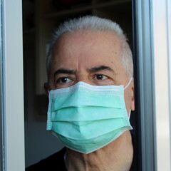 Mascherina contro il coronavirus mentre aspetta il vaccino