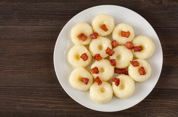 kluski śląskie ze skwarkami