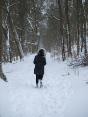 Fototapeta na wymiar Mädchen im Schnee 
