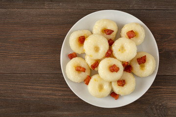 kluski śląskie ze skwarkami