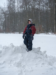 Fototapeta na wymiar Junge auf Schneehaufen
