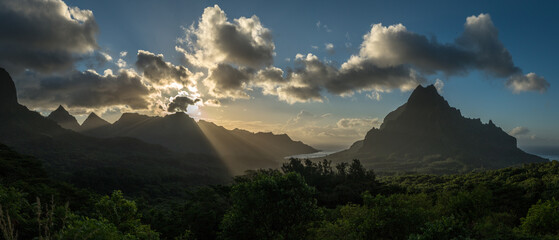 Sonnenaufgang von einer Aussichtsplattform im Zentrum Mooreas, der kleinen Nachbarinsel von Tahiti...
