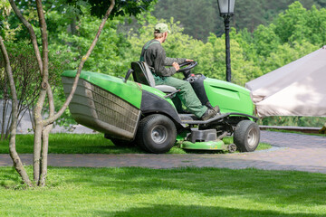 Obraz premium Professional lawn mower cuts the grass