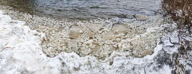Eisschollen auf einem See, bei eisigen Temperaturen