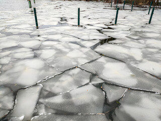 Eisschollen auf einem See, bei eisigen Temperaturen