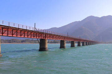 Obraz premium 赤い鉄橋のある風景