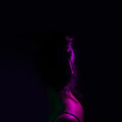 mujer de espalda con el pelo recogido - doble iluminación