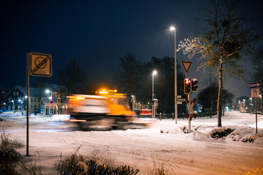 Verschneite Stra&szlig;e und R&auml;umfahrzeug