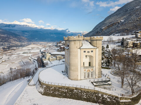 Vista aerea del Castello di Aymavilles innevato