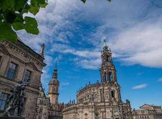 Fototapeta premium Blick auf die Hofkirche und Semperoper in Dresden