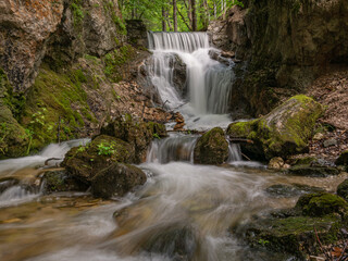 Schöner Wasserfall mit kleinen Kaskaden im Wald