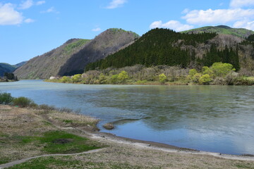 Fototapeta na wymiar 最上川（もがみがわ）日本三大急流 ／ 山形県内の源流から河口まで流れる日本三大急流の一つ、最上川です。一つの都府県のみを流域とする河川としては、延長229kmと国内最長の大河川です。