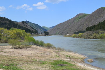 最上川（もがみがわ）日本三大急流 ／ 山形県内の源流から河口まで流れる日本三大急流の一つ、最上川です。一つの都府県のみを流域とする河川としては、延長229kmと国内最長の大河川です。