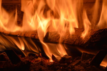 Bois en combustion dans un foyer de maison