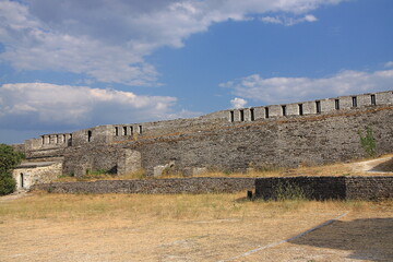 Ruiny średniowiecznej twierdzy położonej na wzgórzu w Gjirokastrze w Albanii. - obrazy, fototapety, plakaty