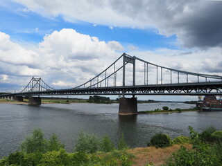 Fototapeta premium Die Rheinbrücke in Krefeld-Uerdingen