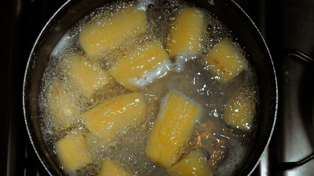 Cozinhando banana para fazer mingau