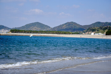 Fototapeta na wymiar 江口浜の綺麗な三角山と海