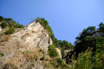 目の前にそびえたつシラス台地の崖