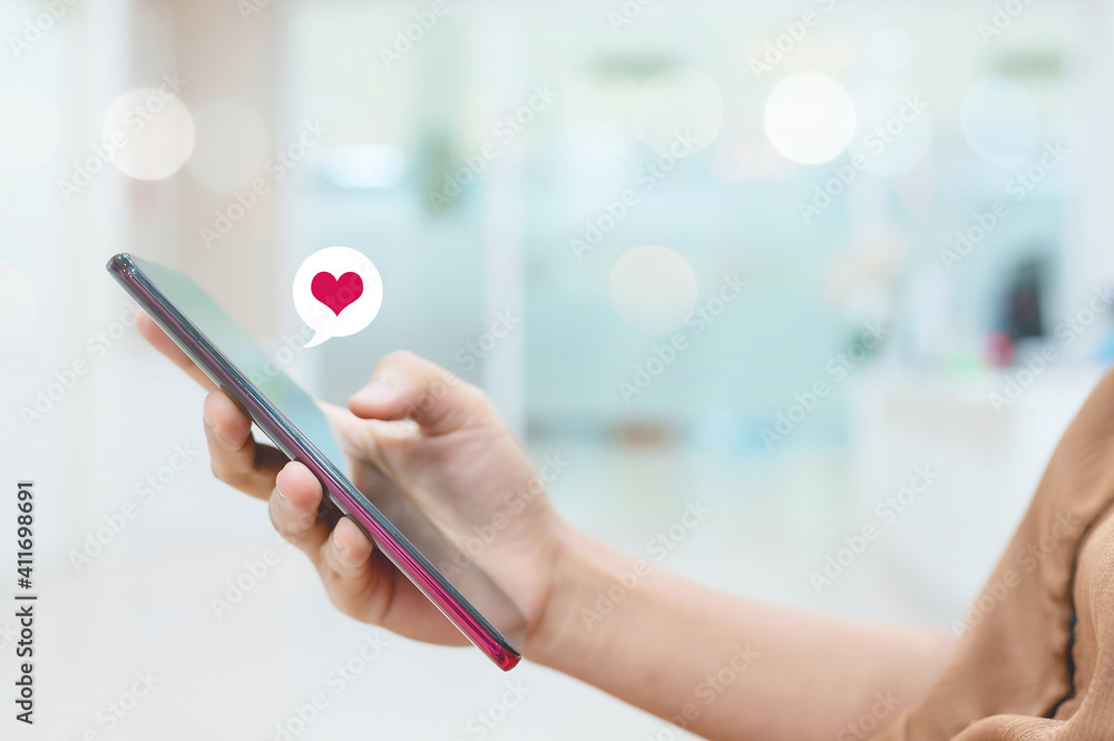 Aufkleber hand using smartphone look message from lovers. she sending a message encouraging to boyfriend