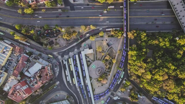 Hyperlapse de autos y camiones pasando en la Ciudad de M&eacute;xico