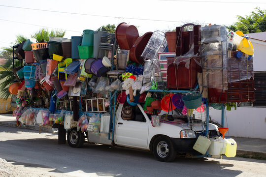 Vendedor ambulante latino mexicano vehículo comercio informal negocio emprendedor comerciante portátil colorido escobas utensilios tianguis mercado tienda rodante