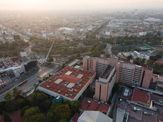 Vista aérea de hospital en plena contingencia por covid 19
