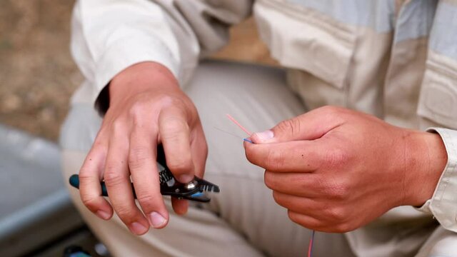 Fiber Optic Fusion Splicing Cable Internet signal and Wire connection with Fiber Optic Fusion Splicing machine,fiber optic cable splice machine in work