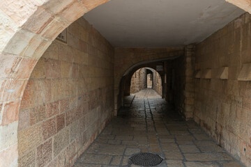 Obraz premium The quiet HaHatsotsrot Street in the old city of Jerusalem, Israel
