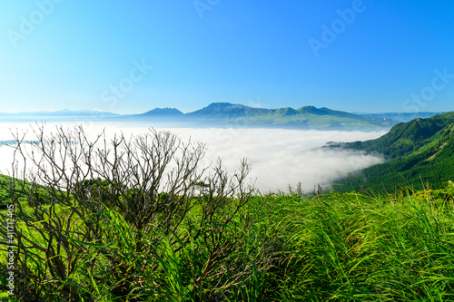 雲海最高に美しい晴天空を背景に阿蘇山 阿蘇五岳 雲海高山植物風景年8月日本 熊本県阿蘇市 画質100 解像度350dpi Sea Of Clouds Mt Aso Aso Godake