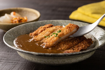 スプーンですくった、カツカレーのアップ