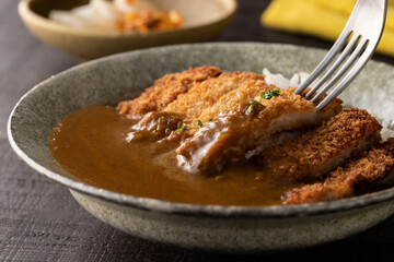 フォークですくった、カツカレーのアップ