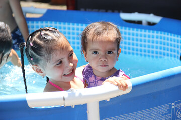 Niñas en alberca piscina portátil verano primavera semana santa en casa nadando mexicanas latinas...