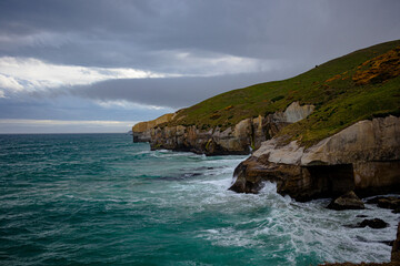 Obraz premium Tunnel Beach, outside of Dunedin, on a choppy day