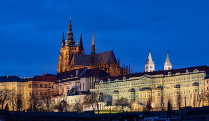 Fototapeta na wymiar night view of Prague's Prague castle and cathedral.