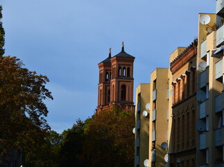Historische Kirche im Herbst im Stadtteil Kreuzberg, Berlin
