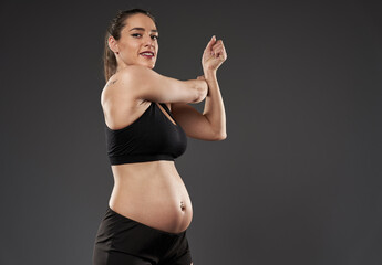 Pregnant bodybuilder lady working out