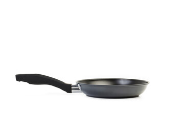 Sarten de metal y teflón negro sobre un fondo blanco liso y aislado. Vista de frente. Copy space