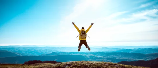 Foto op Plexiglas Gelukkige man met open armen die op de top van de berg springt - Wandelaar met rugzak die succes buiten viert - Mensen, succes en sportconcept © Davide Angelini