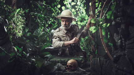 Brave explorer walking in the jungle with a machete - obrazy, fototapety, plakaty